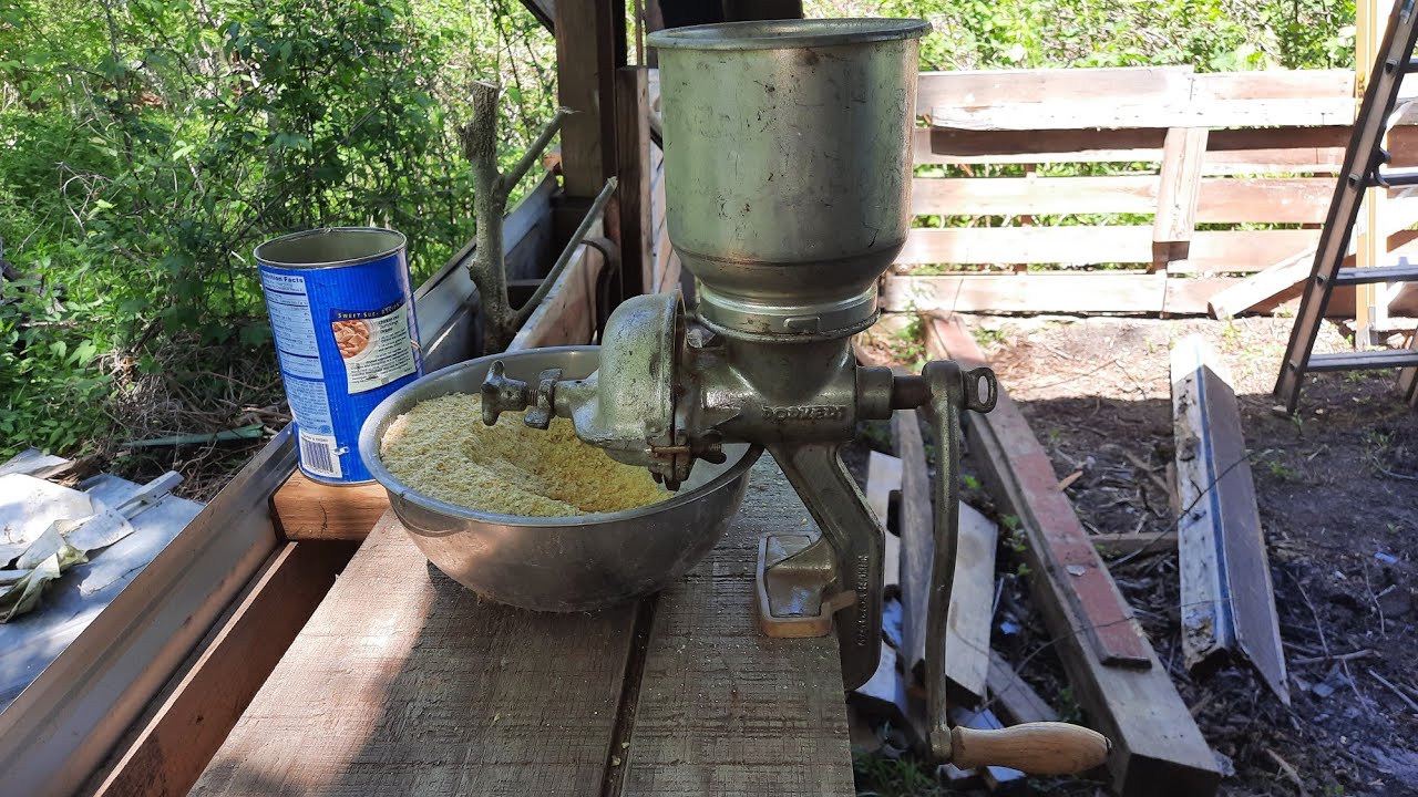 Survivalism...Porkert 150 Grinding crack corn into chicken feed,homemade chicken feeder