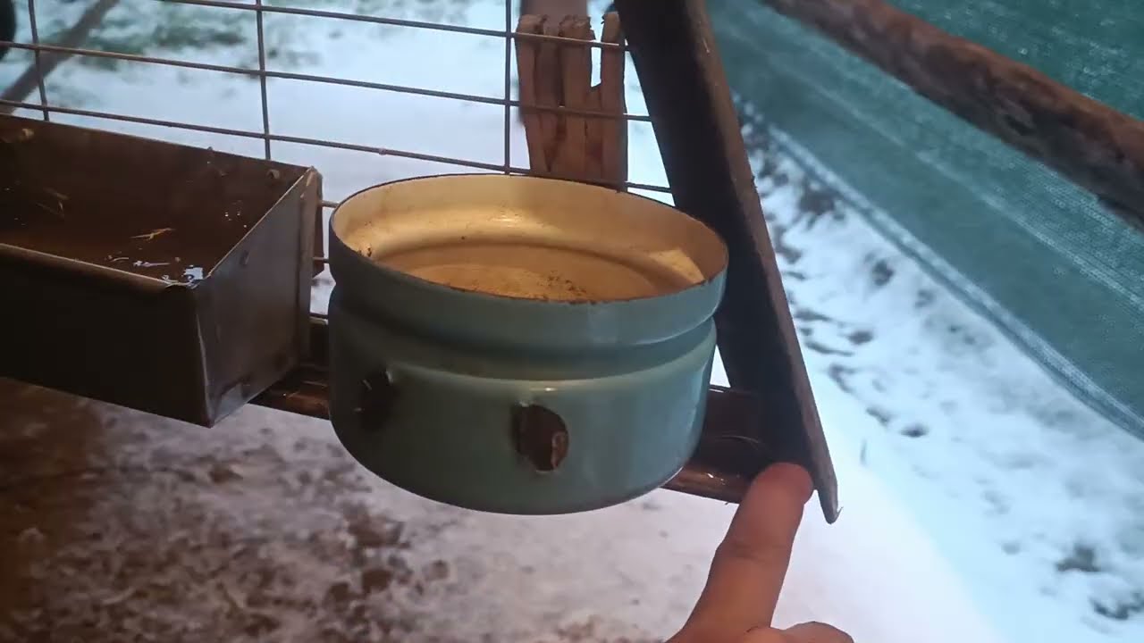 Krmítka a misky na vodu. + Napájení v mrazech.