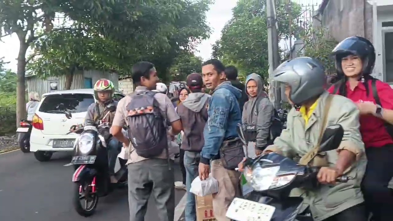 Bagi-bagi takjil di depan rexton indocoating