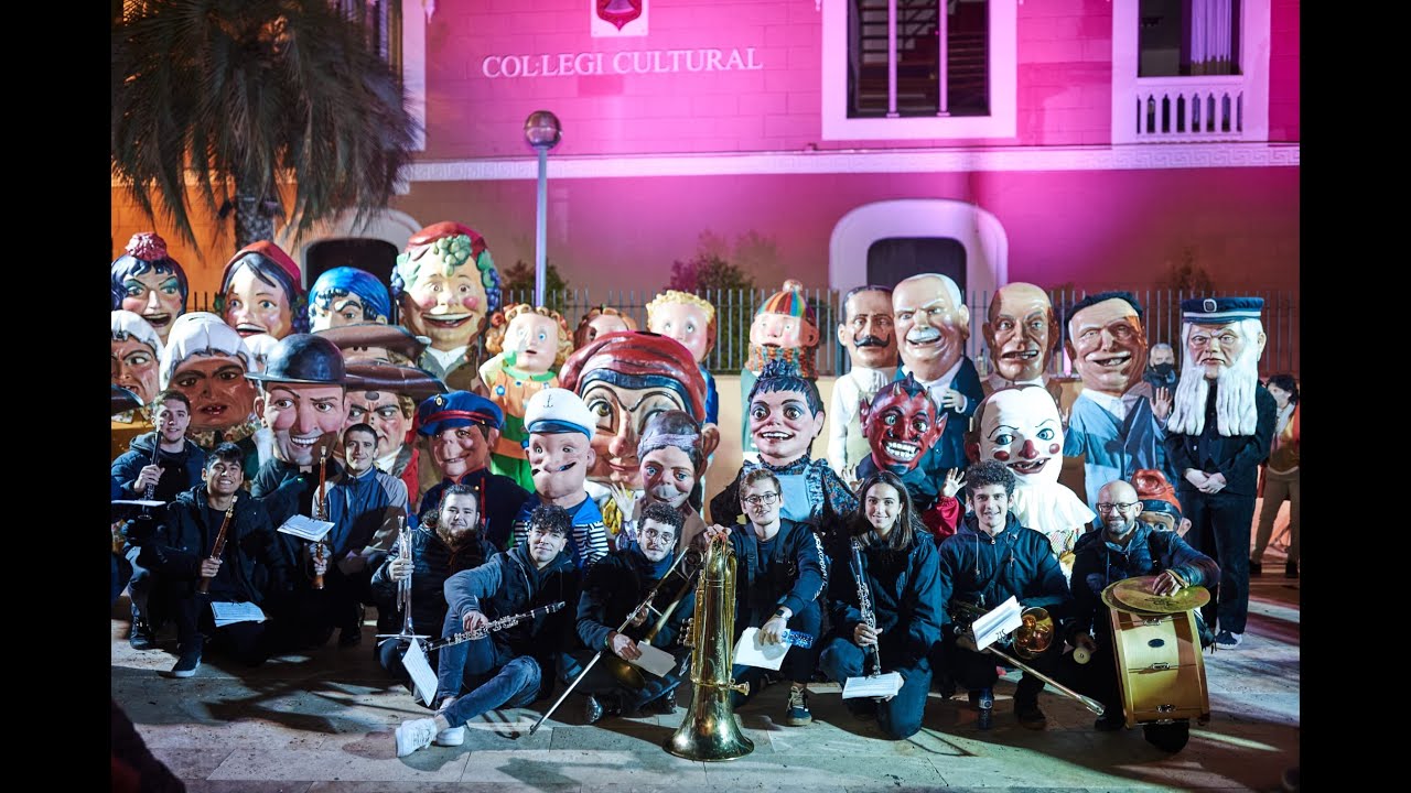 ENCARTRONATS - Espectacle d'estrena del nou vestuari i ball dels Capgrossos de Badalona