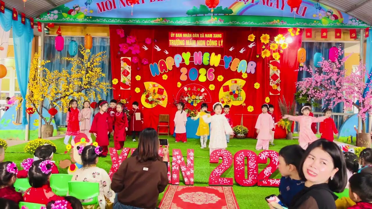 Múa “ Như hoa mùa Xuân” - Lớp B4