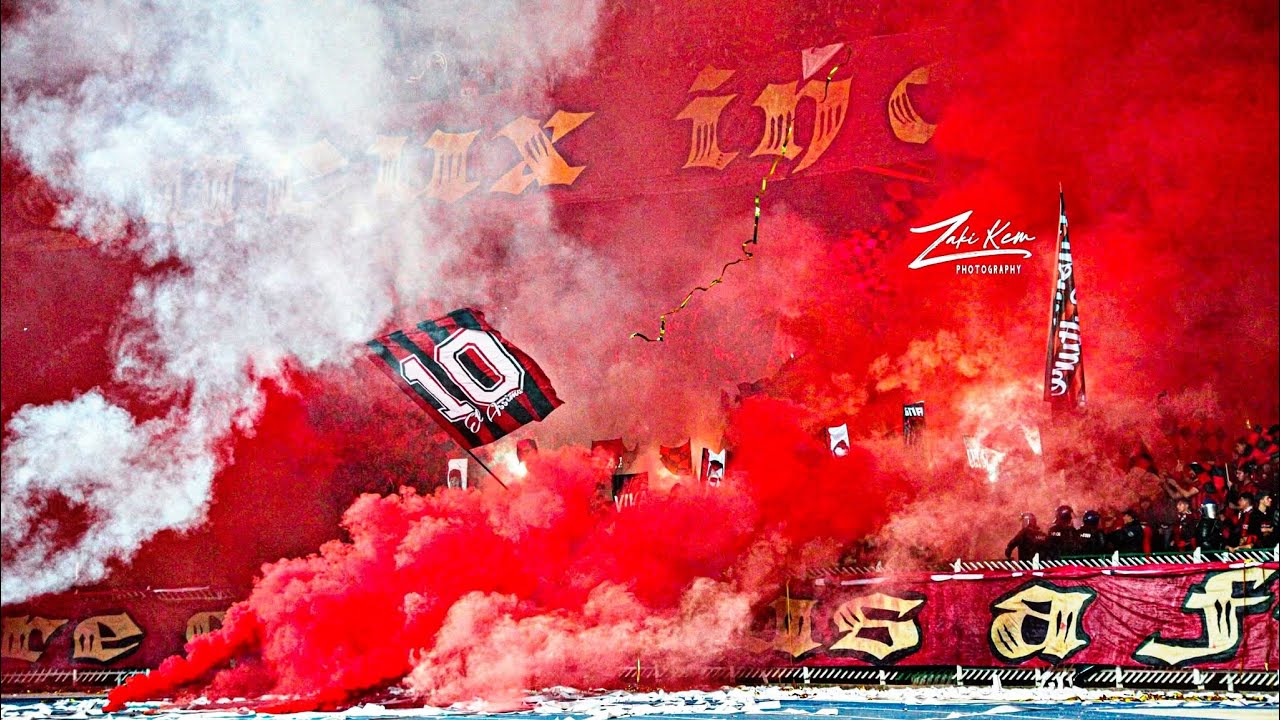 المنعرج العاصمي | Virage Algérois في تأدية أغنية “ 5 juillet “ في الداربي ضد الجارة ⚫️🔴