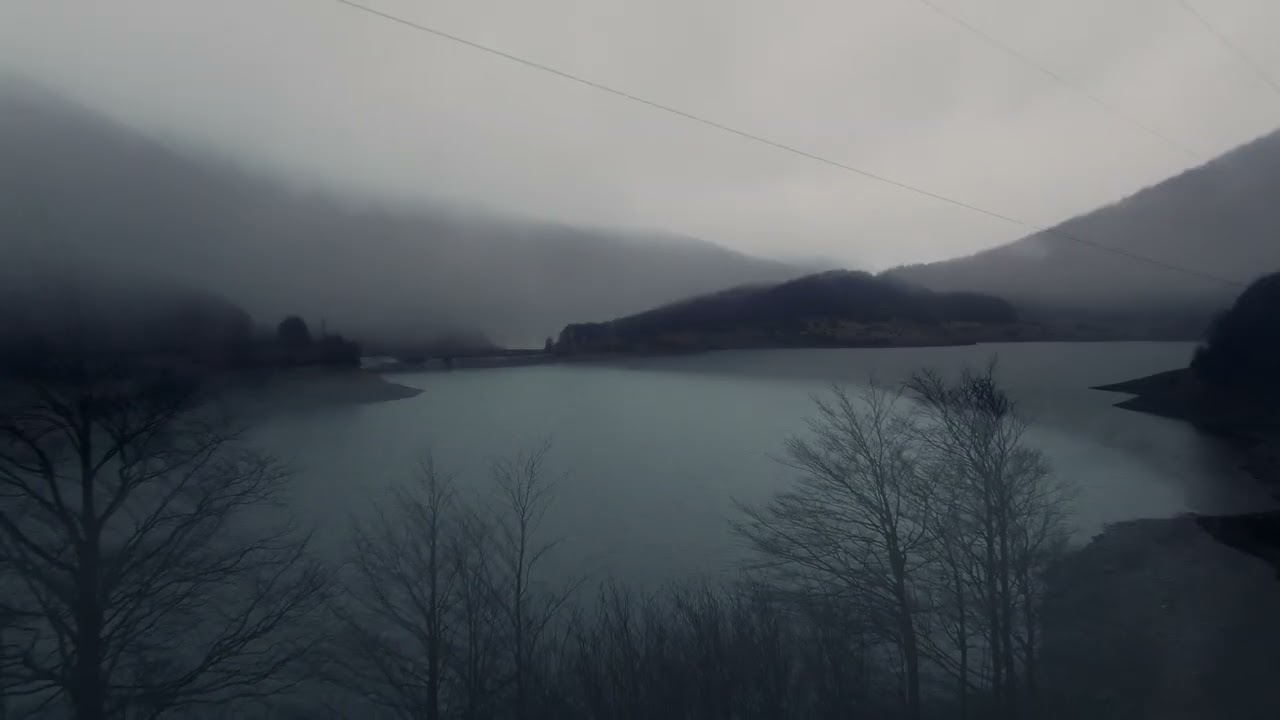 Drone in mezzo alle nubi. Lago Paduli Appennino Tosco-Emiliano  con drone Dji. Cinematic.