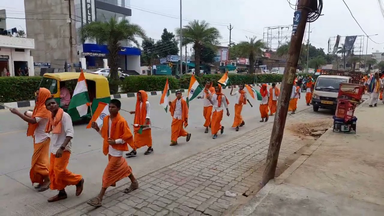 माँ अन्नपूर्णा ब्रह्मचर्य विद्यालय शिवपूर द्वारा तिरंगा शोभायात्रा