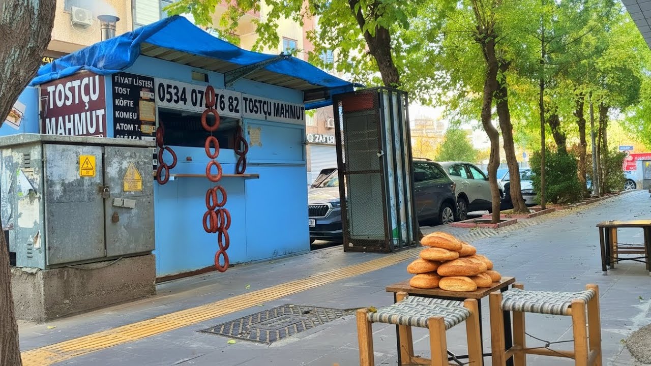 Приготовление лучших тостов города в небольшом контейнере — невероятные турецкие уличные блюда