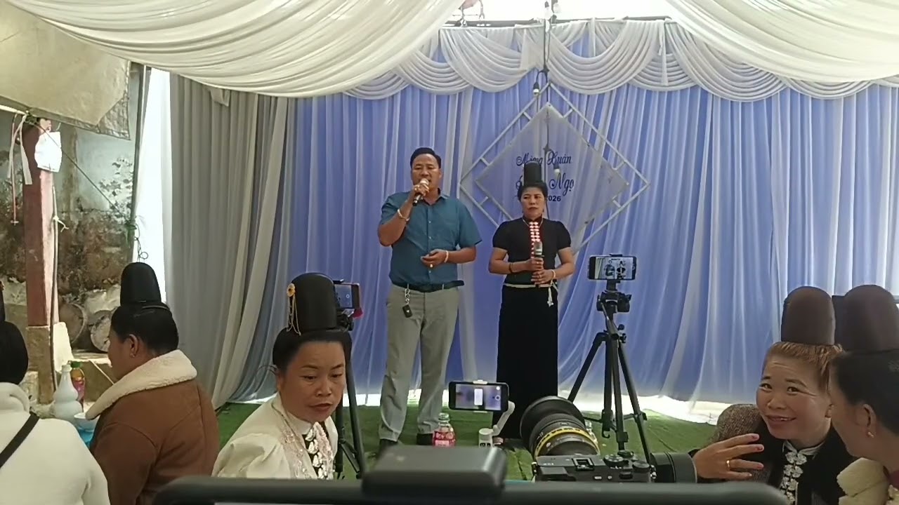 Nghệ nhân hoa dừa hát rất tuyệt vời 