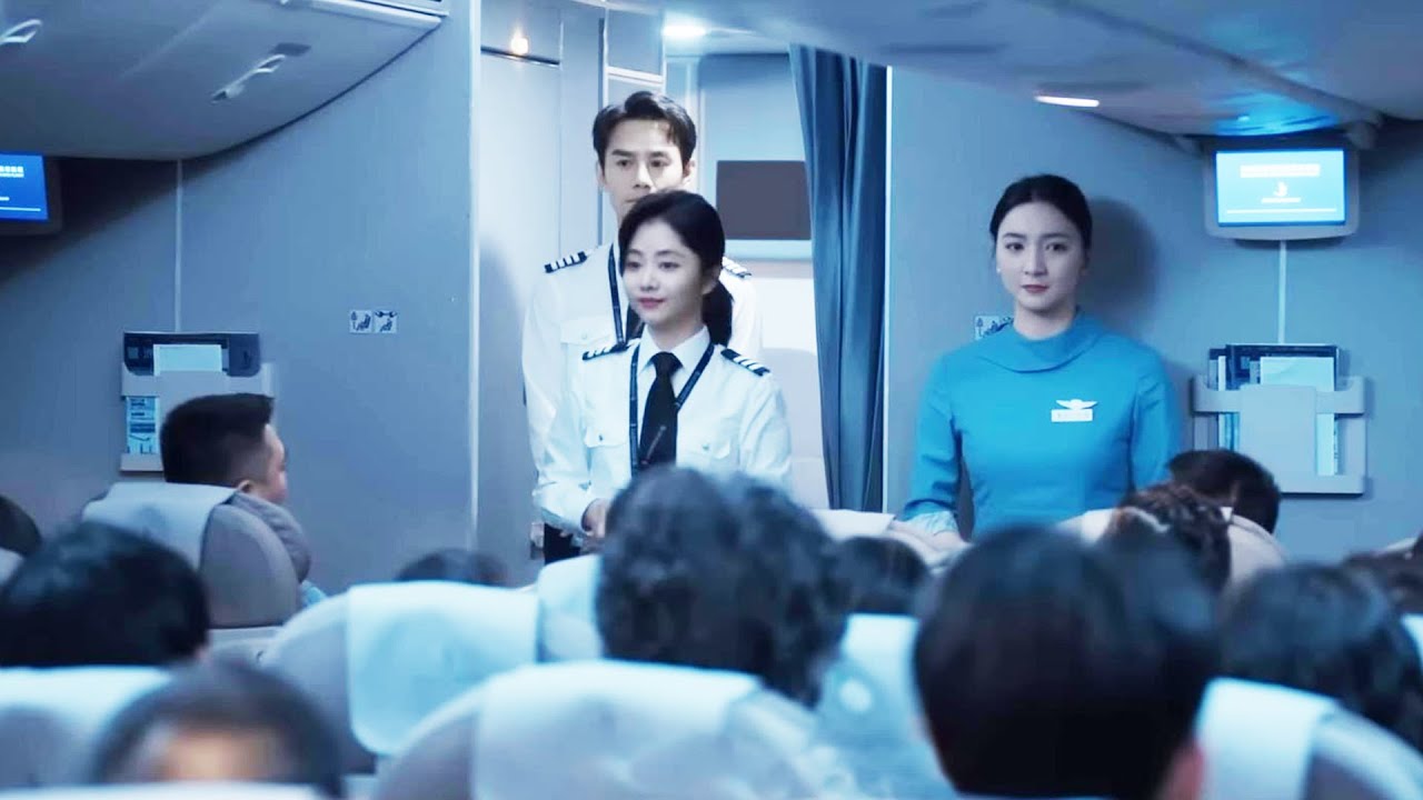 飛機意外停電導致乘客恐慌，灰姑娘一個小妙招安撫眾人！