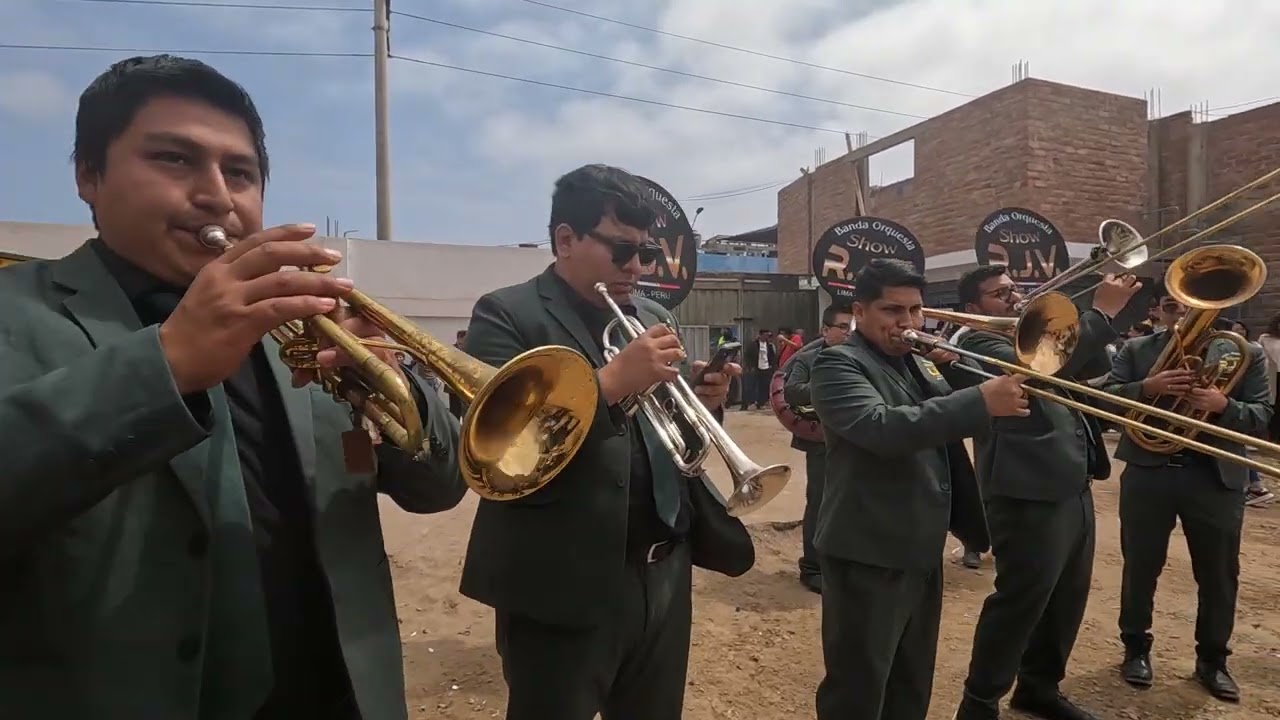 Mamacha virgen de cocharcas llegando a su local con sus devotos.