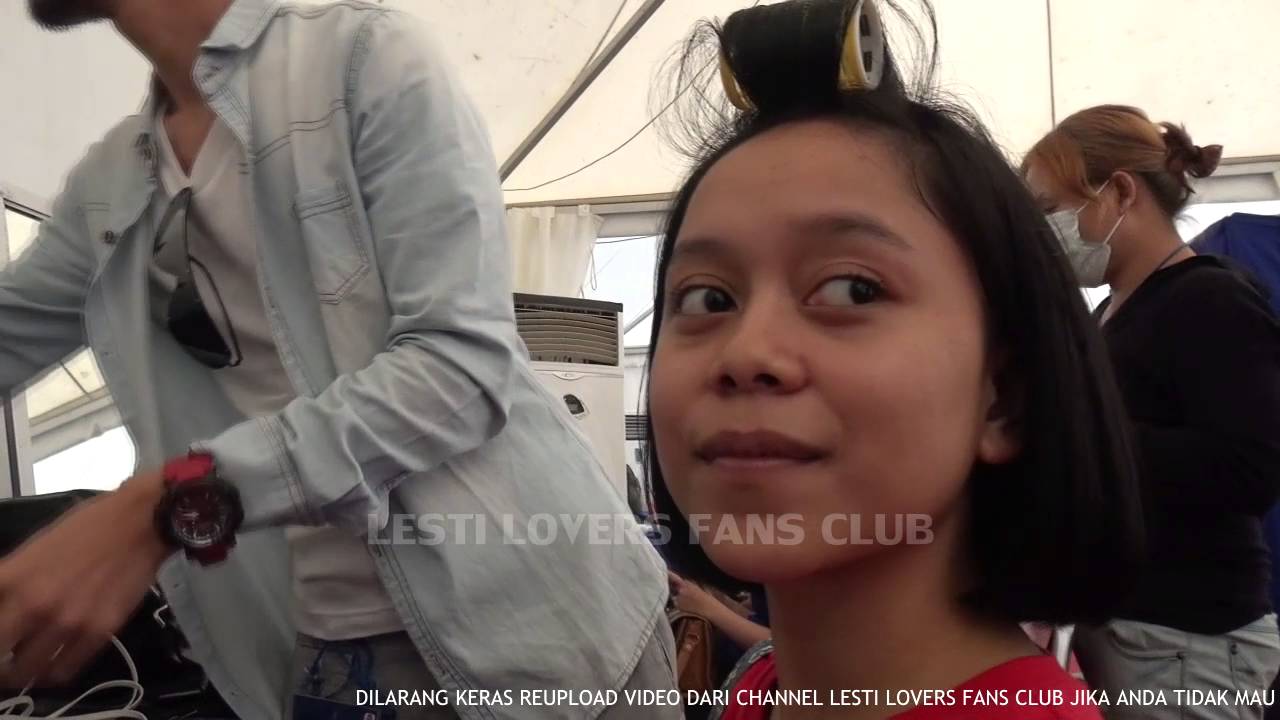 YUUK KITA INTIP KESERUAN DI RUANG MAKE UP SAAT LESTI MAU PERFORM