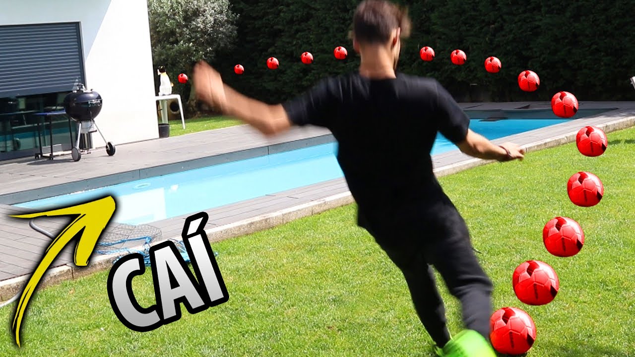 CAÍ NA PISCINA ENQUANTO JOGAVA FUTEBOL