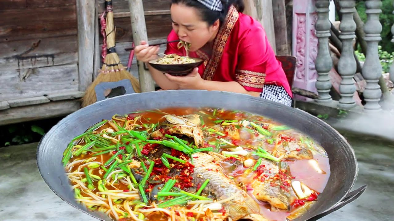 Сестра Мяо ловит 15 рыб и делает кислую супную рыбу, которая острая и вкусная!