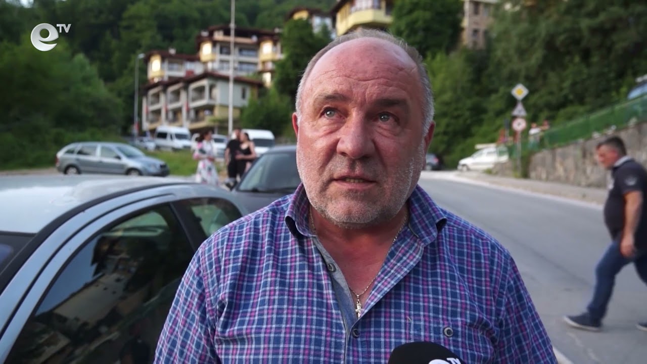 Пожар изпепели покрива на бизнес сграда в центъра на Смолян