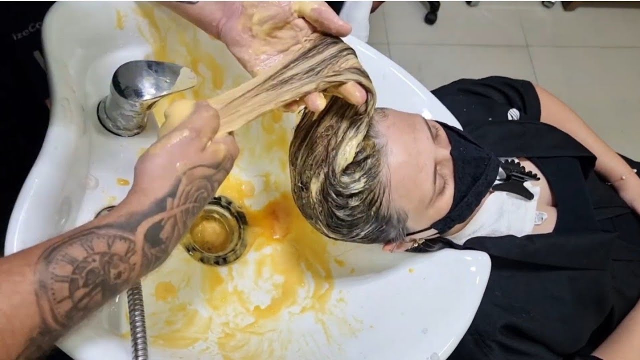 POUCOS PAPÉIS E UM LOIRO COM CORRETOR COBRE.