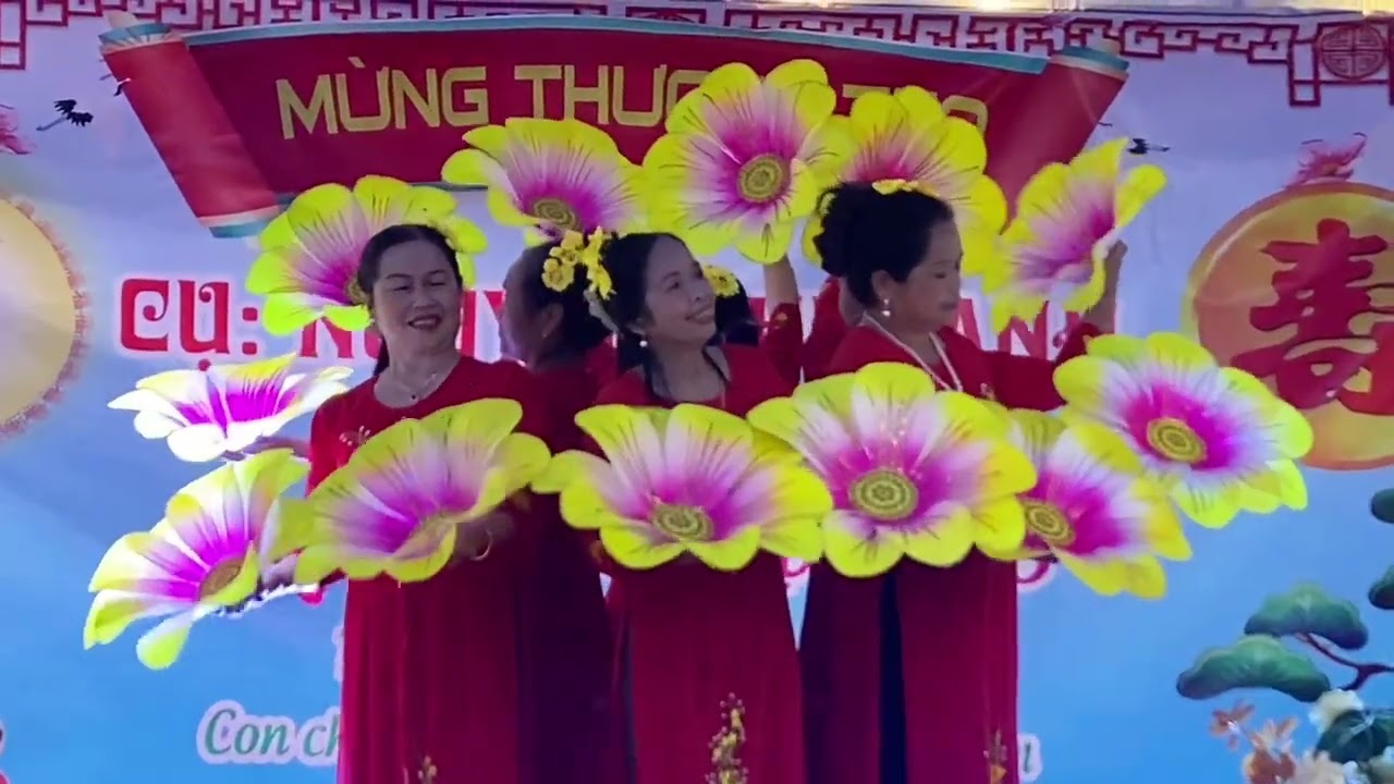 Múa con về mừng thọ mẹ cha. CLB Thôn Hạ