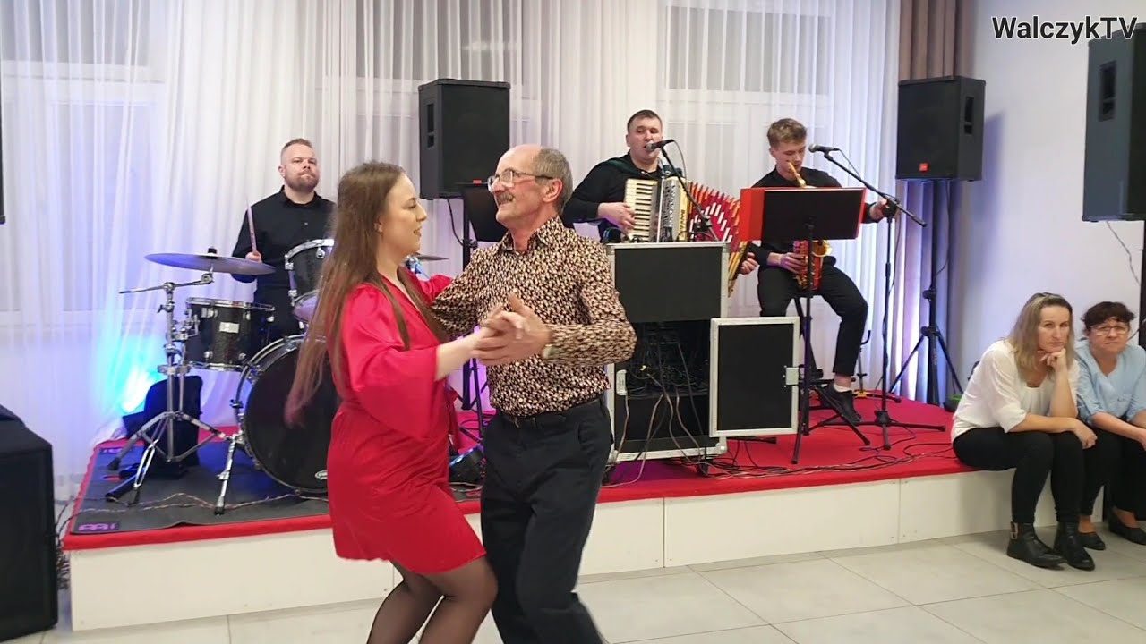 CUDOWNIE WYKONANY walczyk rozpoczął zabawę karnawałową a na parkiecie Karolcia z Piotrem wirują 