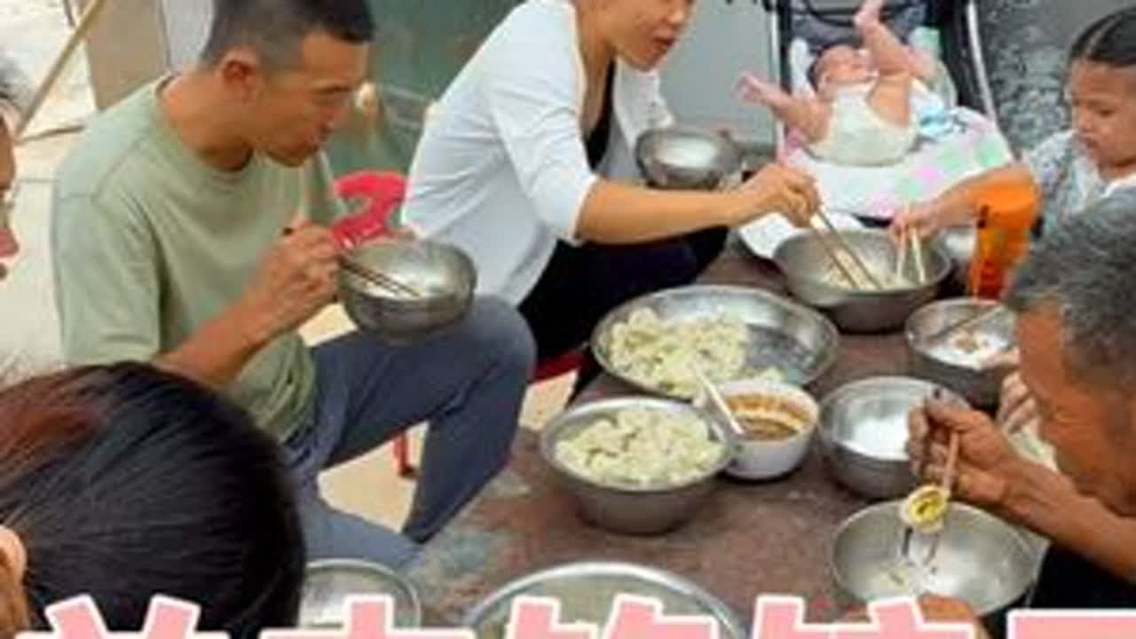 今天改善伙食，吃了一顿羊肉馅饺子。这顿饭来之不易，一早忙活直到中午才吃上香喷喷的饺子。