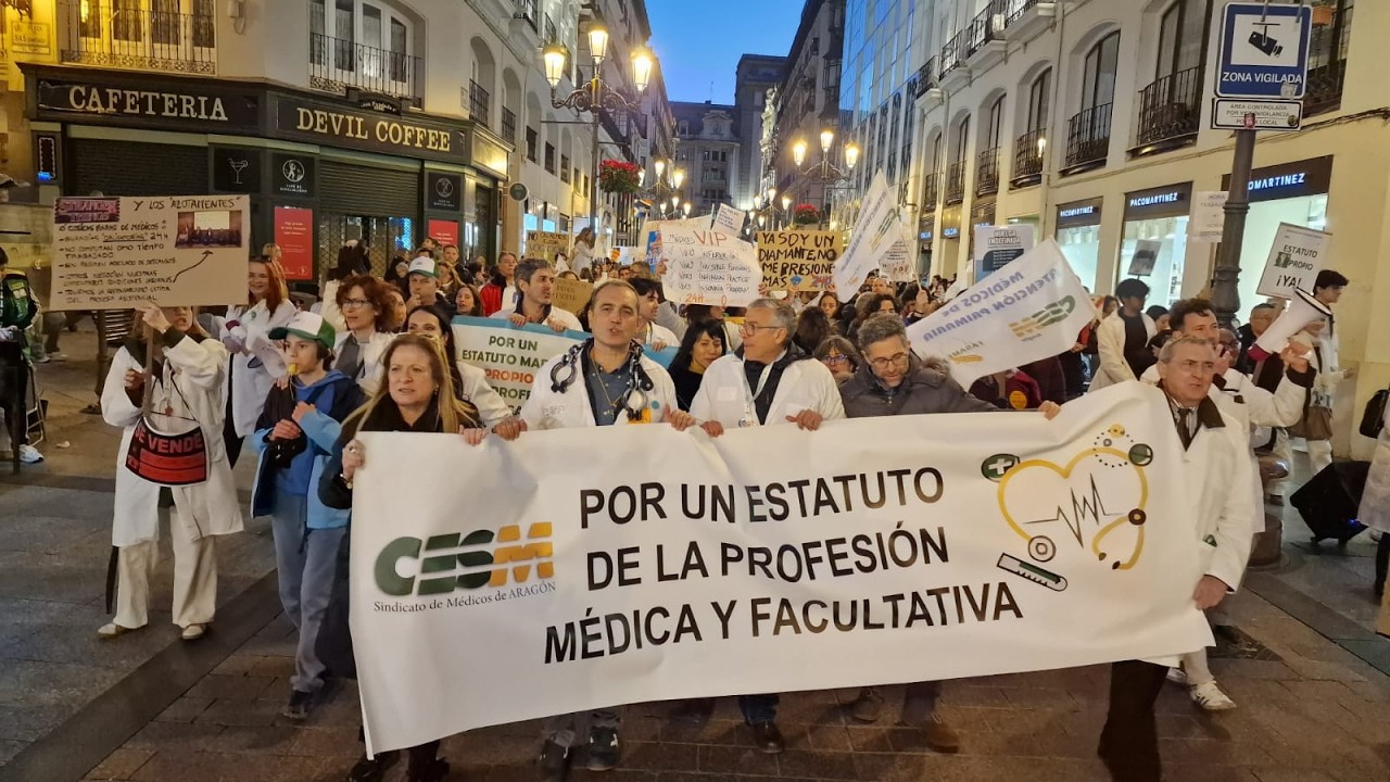 Més de 5 000 metges aragonesos tanquen la setmana de vaga amb una gran manifestació a Saragossa