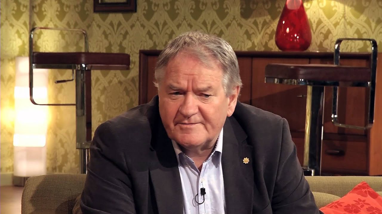 Hwb — Cyfweliad Dafydd Iwan Interview (26/1/14)