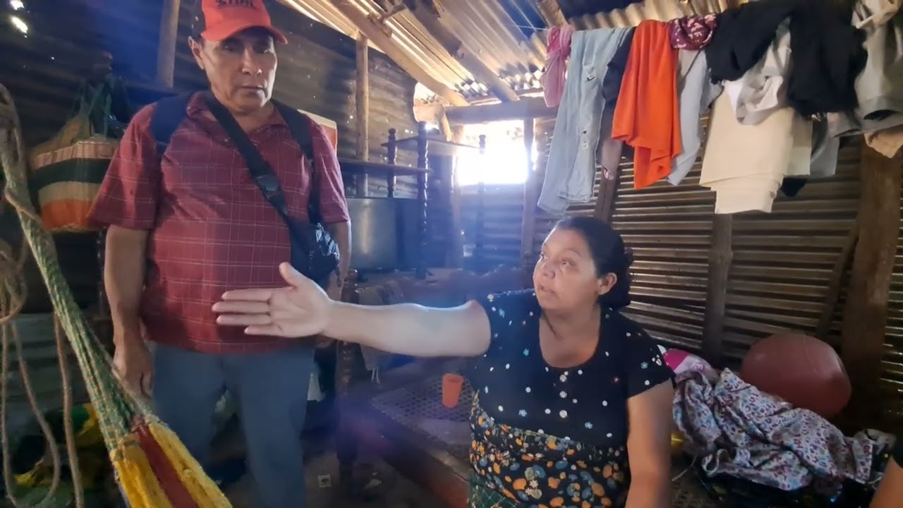 Don chungo entregandole una peqeña ayuda a don juan adilio😁