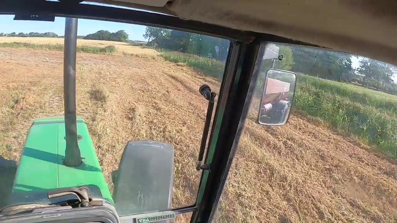 Kalkstreuen mit dem Deutz AgroStar 6.81 / Cab View