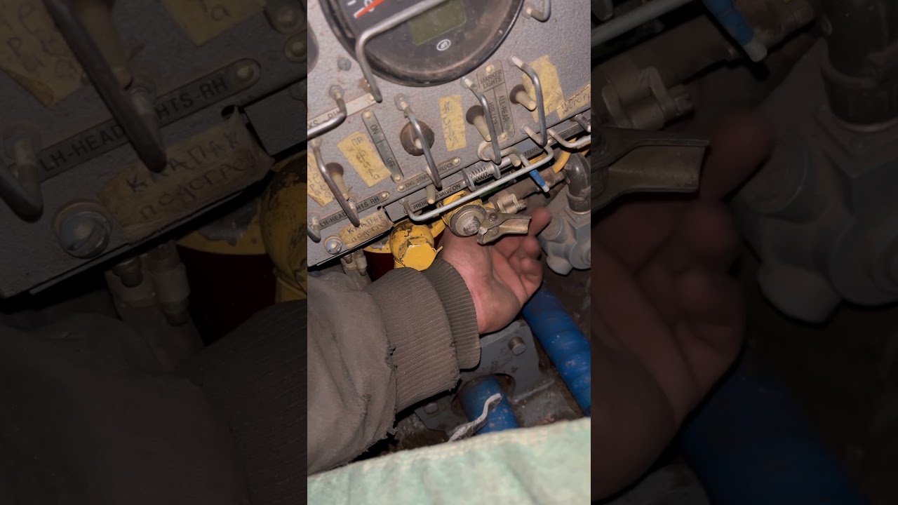 Як розповітрити паливну систему танка Т-90 (Т-72)? Клапаном у механіка-водія! 👆