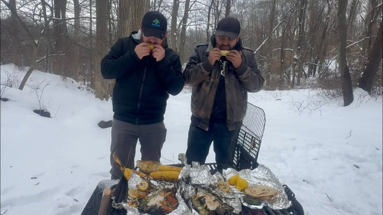 Cocinando truchas en hojas de plátano junto al lago