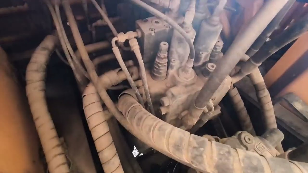 ضبط وزنية الدقاق من الكنترول للحفارAdjusting the weight of the crusher from the controlthe excavator
