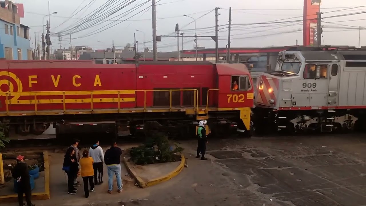 Último traslado del primer lote de #trenes #caltrain para #lima llevados por la #702 y la #539
