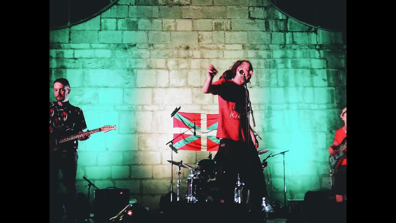 Xiberoots chantent en basque sur la place haute Ville Mauleon