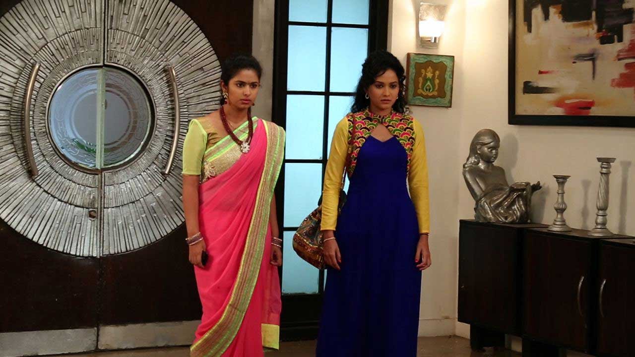 Roli and Aditi trying to expose Kartik in Sasuraal Simar Ka