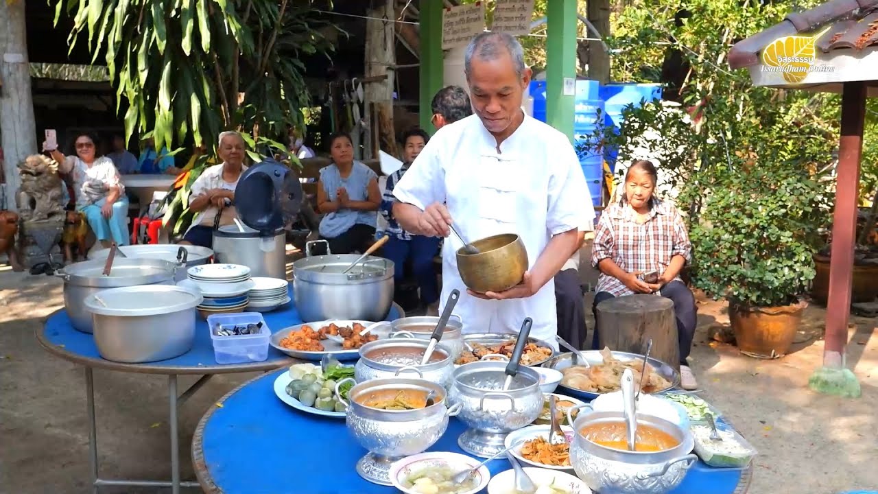 พระเณรลงบิณฑบาต ด้านล่างถ้ำ พร้อมหลวงปู่​พุทธะอิสระ ธุดงค์ถ้ำไก่หล่น เช้า 6มี.ค.2568