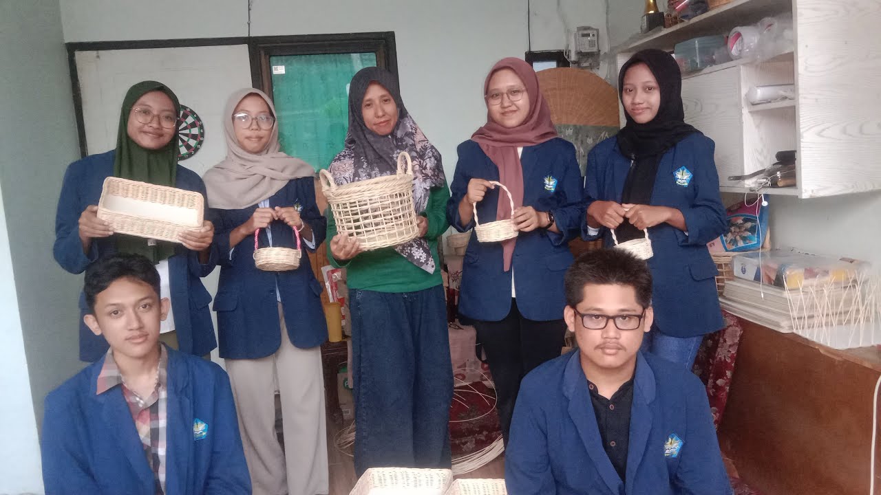 KEINDAHAN YANG DI HASILKAN DARI KETERAMPILAN PENGERAJIN ROTAN