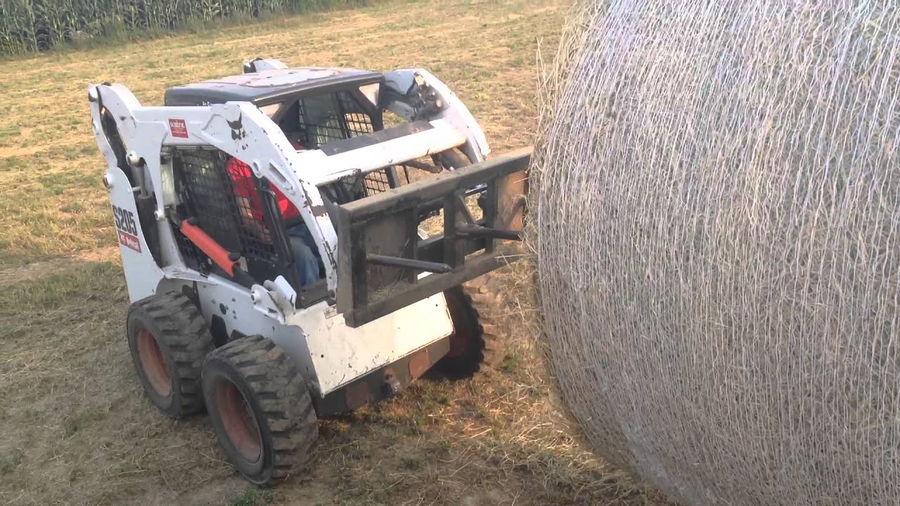 Bobcat S205 - Loading Round Bales
