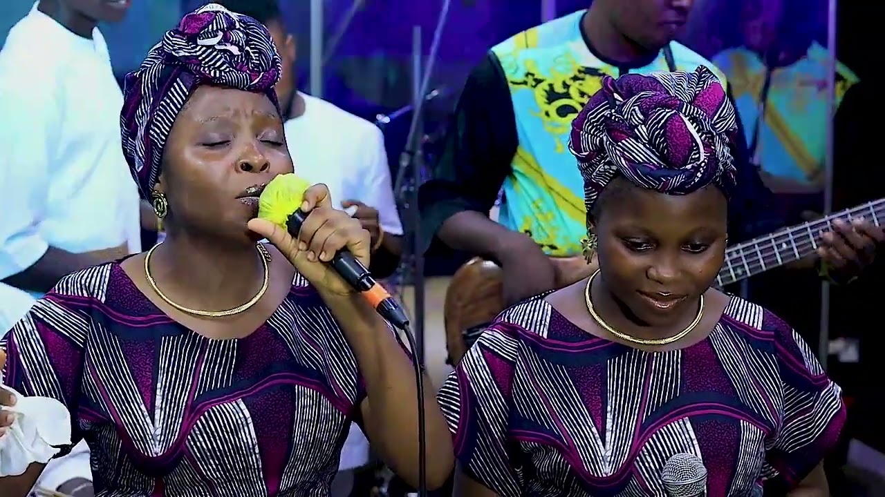 GLORIOUS TWINS EXTRA ORDINARY PERFORMANCE @ AJIDARA HOLY COMMUNION DAY 1