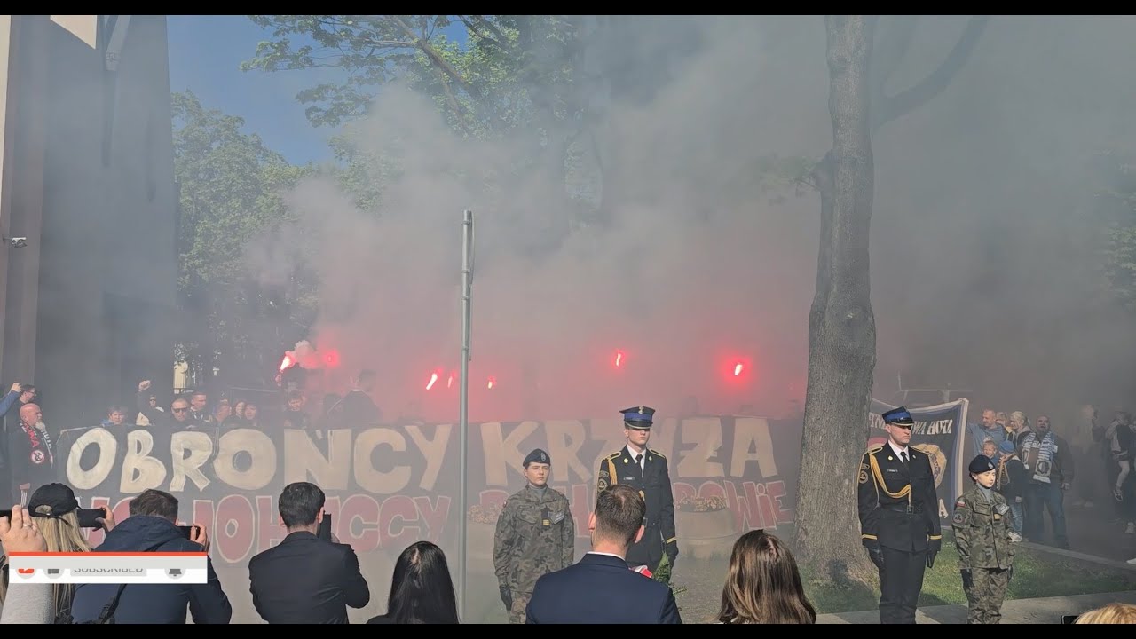 Kibice Hutnika Kraków podczas obchodów 65 rocznicy Obrony Krzyża Nowohuckiego