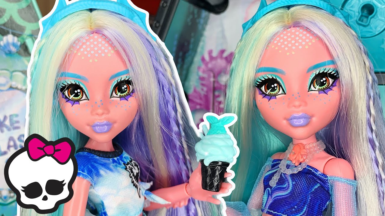 Her Hair Is FALLING Out?! Lagoona Blue Fearidescent Skulltimate Secrets 2 Monster High Doll Review!