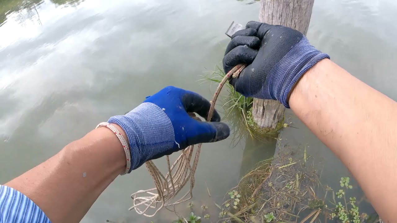Magnet Fishing. Pesca con il magnete, ripulito il fondale assieme a due aiutanti.