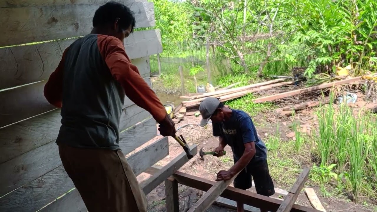 PAK KODAR DAN PAK EKO BIKIN GUDANG 