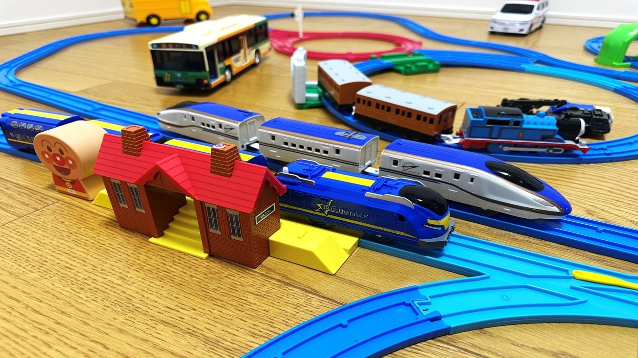 かがやきと青い電車ときかんしゃトーマスを走らせてみたよ☆