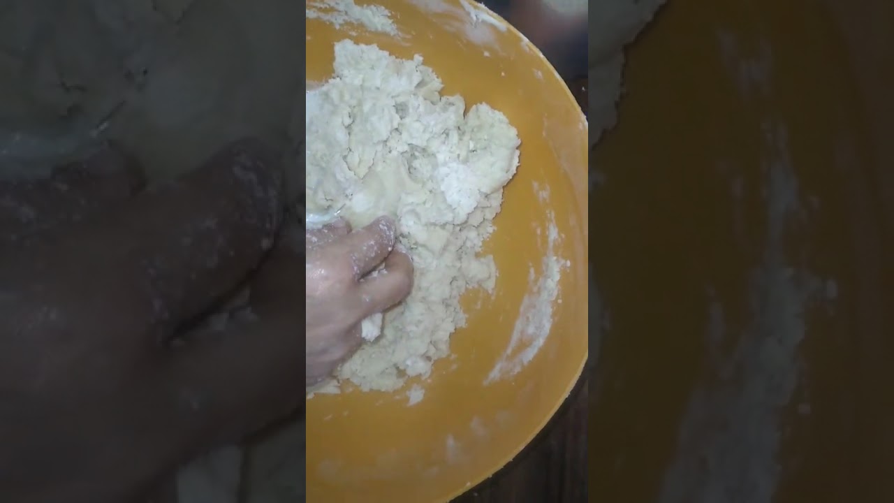 الدقيق وهاديه وبشوية  لبن وسمنه واعجنيه ومع كوباية شاى  بلبن وبالف هنا يارب 