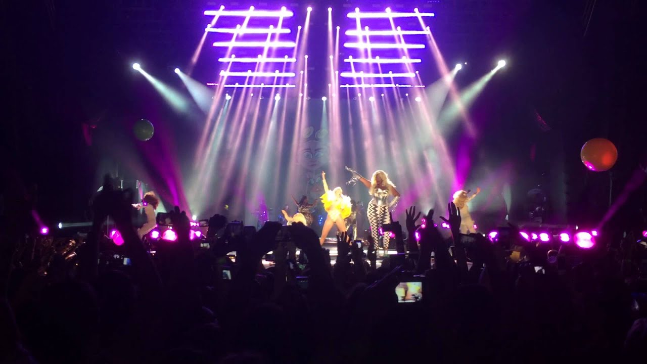Miley Cyrus - SMS e 4x4 - Bangerz Tour @ Rio de Janeiro Brazil PARTE 1