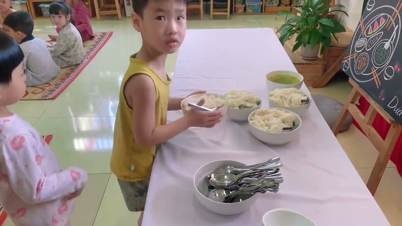 Trải nghiệm bữa cơm gia đình cùng các bé lớp B1 _ Bình Minh - Hà Đông