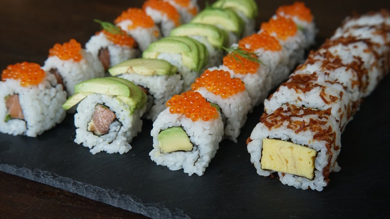 Makis CALIFORNIENS: saumon - avocat / omelette japonaise - échalote frite / avocat - œufs de truites