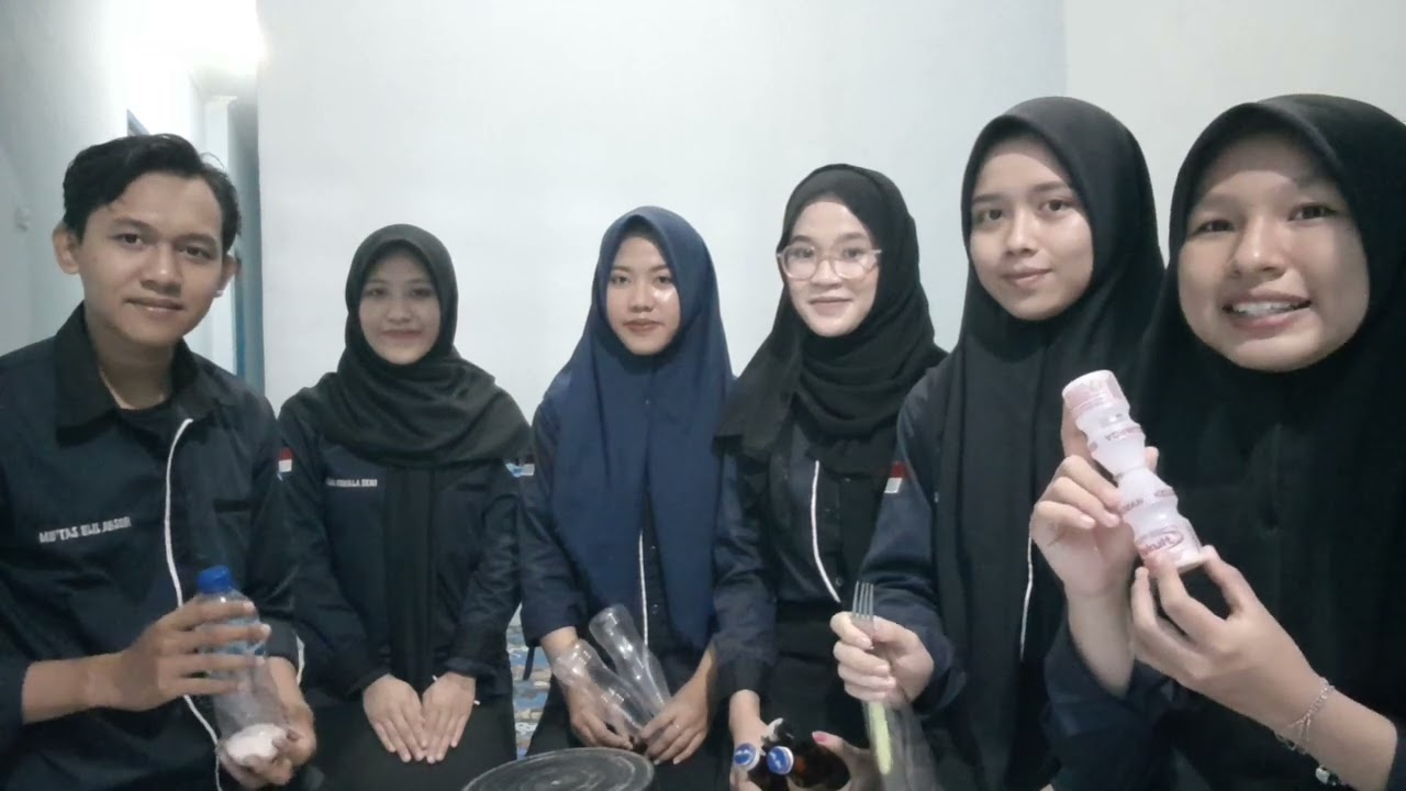 Memainkan alat musik dari bahan bekas dengan lagu 