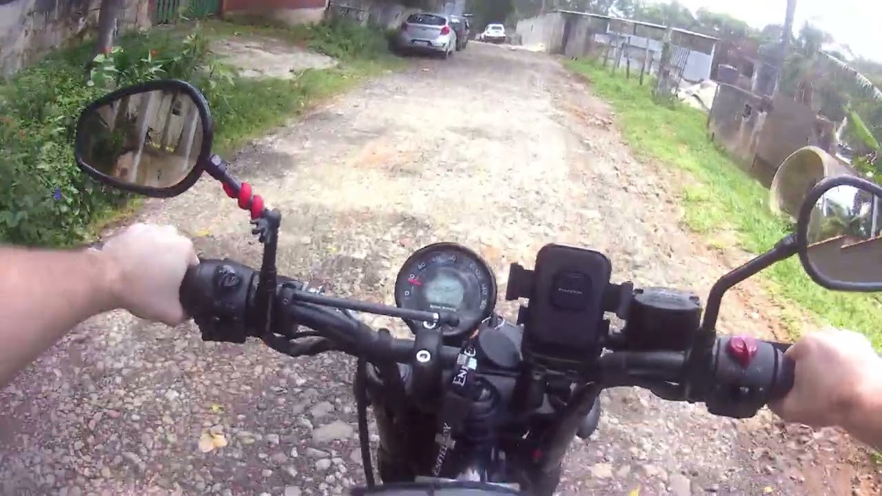 Pilotando a Hunter 350 da Royal Enfield