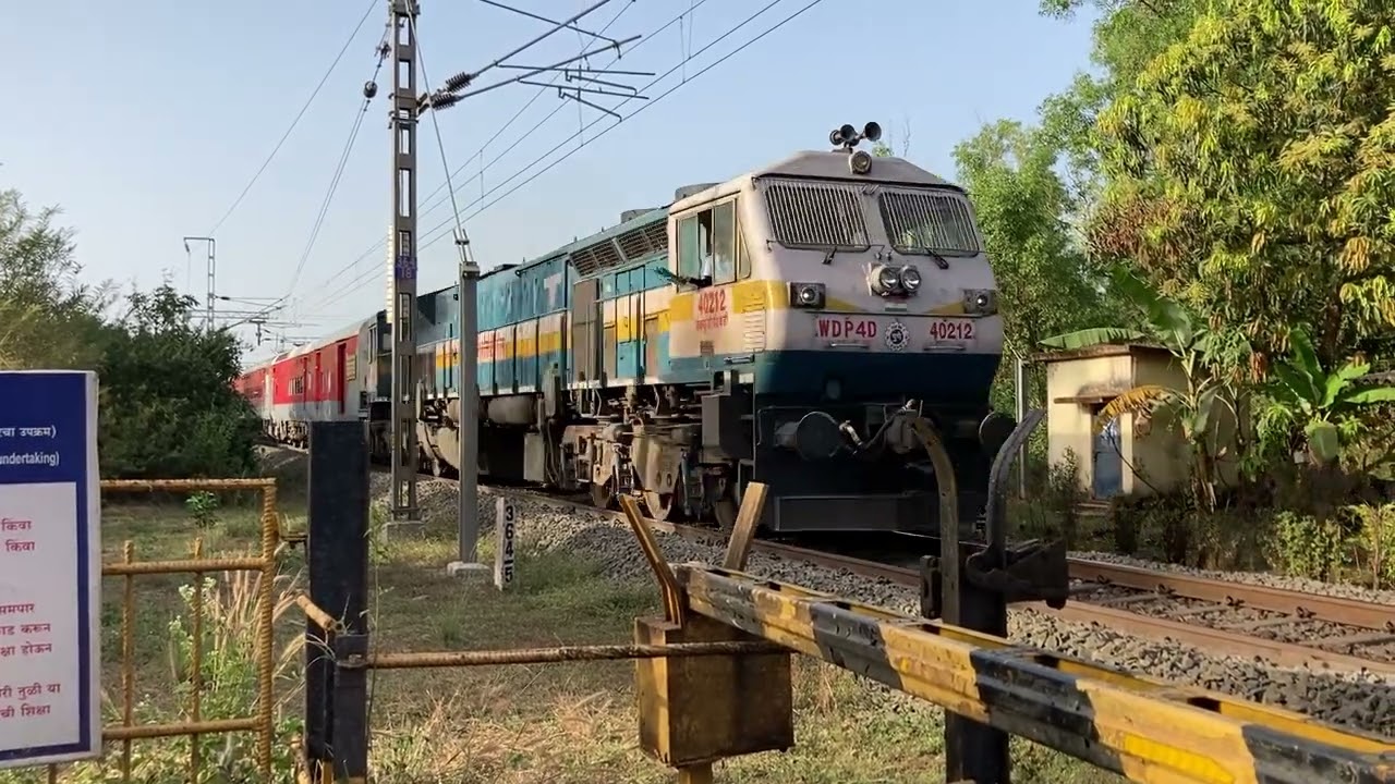 Konkan kanya express crossing sawantwadi railway station. #konkan #konkankanya #mandavi #express