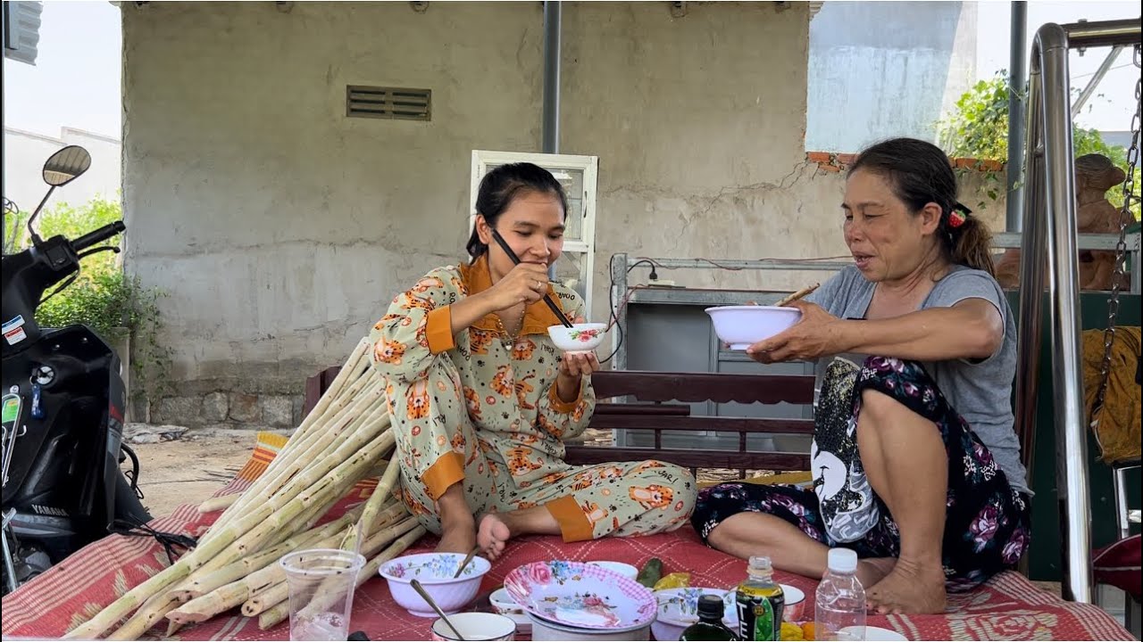 654| Ăn Cơm Với Mắm Ruột Cà Pháo Thôi Mà 2 Mẹ Con Ăn Ngon Quá Chừng