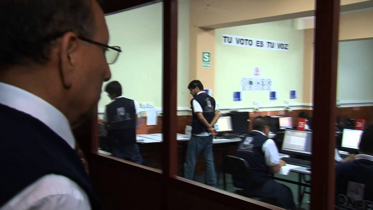 Jefe de ONPE inspecciona Centro de C&oacute;mputo Lima Centro-Jes&uacute;s Mar&iacute;a
