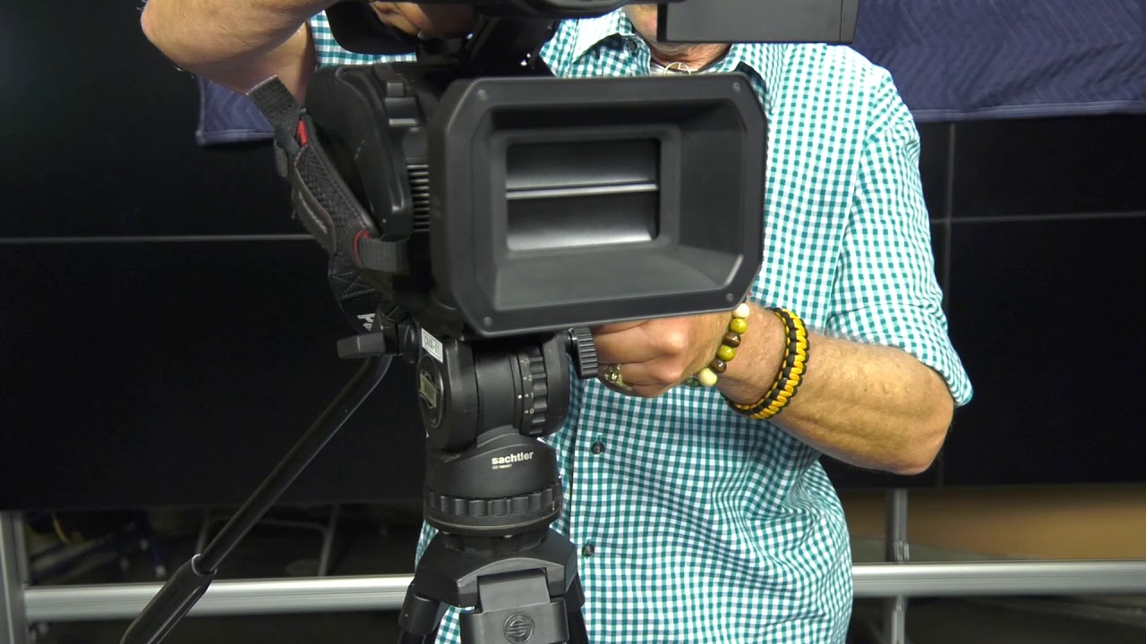 Attaching the DVX 200 to the Tripod