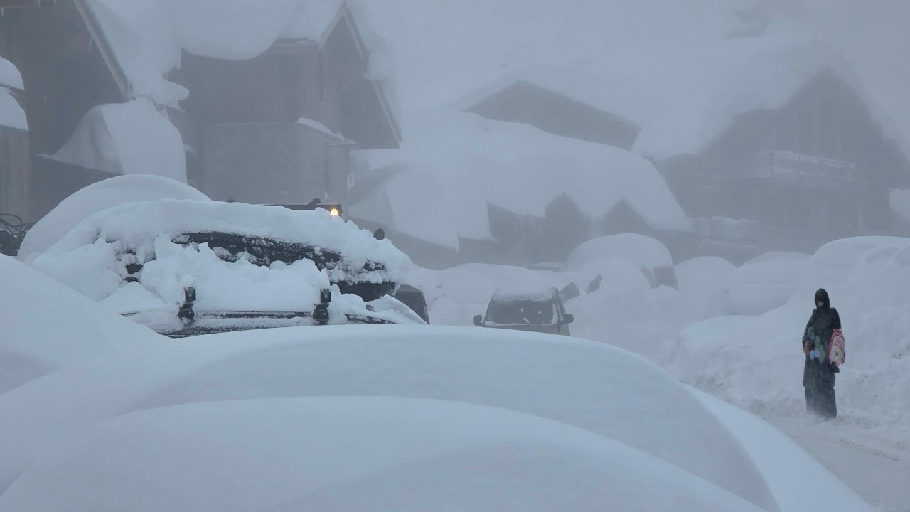 Chaos in France Today! 3 Meters of Super Snow Storm Bauries Many Homes, Cars in Alps